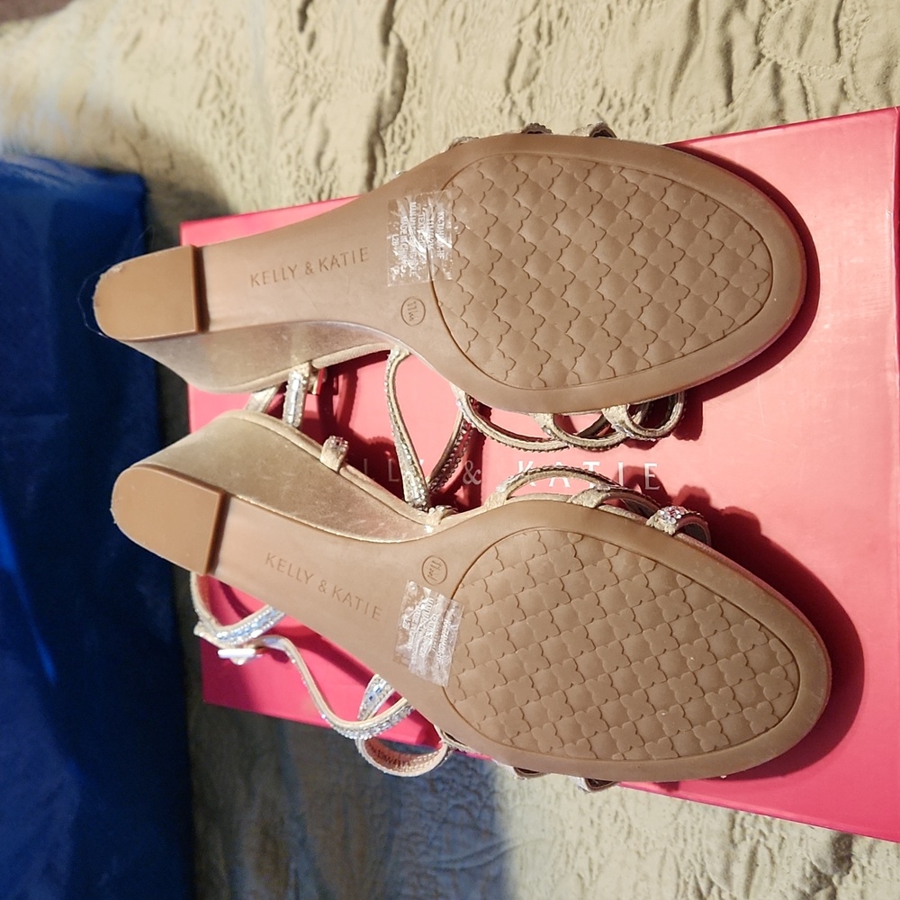 Shoes - Picture 6 of 9